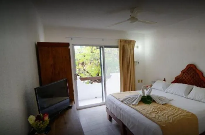 Mario Candelario Hotel 2*