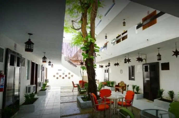 Mario Candelario Hotel 2*